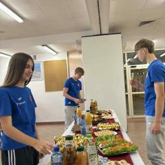 W ramach współpracy z Zespół Szkół Ponadpodstawowych w Nowinach - aktualna strona, Pani Edyta Rudawska, nauczyciel przedmiotów gastronomicznych ale i dietetyk, przeprowadziła wykład na temat zdrowego odżywiania (zdrowa dieta sportowca).