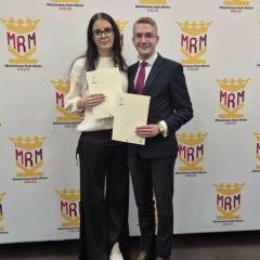 11 grudnia 2025 r. w Sali Sesyjnej Urzędu Miasta Kielce odbyła się uroczysta inauguracja  V Kadencji Młodzieżowej Rady Miasta.  Natalia Piwowarczyk oraz Jakub Tutaj z rąk Pani Prezydent Agaty Wojdy odebrali nominacje na Radych i od teraz będą reprezentować głos młodzieży naszej Szkoły.