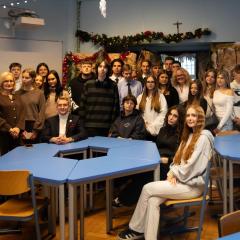 Pierwsza wymiana uczniowska w ramach DSD I Pro W dniach 12–13 grudnia 2025 r. w Poznaniu odbyło się pierwsze spotkanie warsztatowe uczniów Zespołu Szkół Komunikacji im. Hipolita Cegielskiego w Poznaniu oraz Zespołu Szkół Ekonomicznych w Kielcach. Była to wyjątkowa inicjatywa realizowana w ramach programu DSD I Pro, łączącego naukę zawodowego języka niemieckiego z przygotowaniem do międzynarodowego egzaminu językowego.