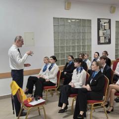 ✈️ Kurs stewardesy/stewarda w naszej szkole!  20.12.2025 w  naszej szkole odbył się kurs stewardesy/stewarda, zorganizowany przez Kształcimy Kadry Turystyki. Uczestnicy mieli okazję poznać realia pracy personelu pokładowego oraz zdobyć praktyczną wiedzę z zakresu: ✔️ obsługi pasażerów ✔️ zasad bezpieczeństwa na pokładzie ✔️ profesjonalnej komunikacji ✔️ przygotowania do rekrutacji w liniach lotniczych To była inspirująca lekcja i świetna okazja do poznania ścieżek kariery w branży lotniczej ✈️🌍