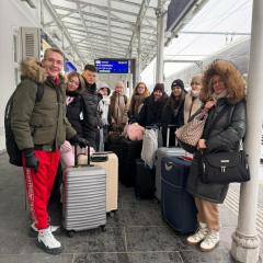 📣Projekt Austria Dnia 9 stycznia 2026 roku uczniowie klas III rozpoczęli realizację zadań w ramach projektu Erasmus+, koordynowanego przez Panią Katarzynę Pietrusińską, w przepięknych Alpach austriackich, w miejscowości Fusch, w landzie Salzburg. Praktyki zawodowe odbywają się w pensjonacie Imbachhorn, prowadzonym przez Panią Elżbietę i Pana Sławomira Kotowskich. Poza pracą w pensjonacie młodzież rozwija umiejętności językowe w zakresie języka niemieckiego poprzez bezpośredni kontakt z rodzimymi użytkownik