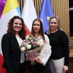 Z radością informujemy, że uczennica Zespołu Szkół Ekonomicznych w Kielcach, Wiktoria Pych, została uhonorowana Stypendium✨️ Prezesa Rady Ministrów. Przyznane wyróżnienie stanowi wyraz uznania dla jej bardzo dobrych wyników w nauce oraz systematycznej pracy, a także jest powodem do dumy 👏dla całej społeczności szkolnej.