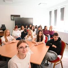 Wyjątkowe spotkanie uczniów w ramach programu DSD I Pro. Gościliśmy młodzież z Zespołu Szkół Komunikacji im. Hipolita Cegielskiego w Poznaniu Zespół Szkół Komunikacji im. Hipolita Cegielskiego w Poznaniu, która – podobnie jak nasi uczniowie – realizuje program DSD I Pro. Były to dwa dni pełne inspirujących rozmów, wspólnych działań, nauki i świetnej zabawy! Swoją obecnością wydarzenie uświetniła koordynator programu DSD z Krakowa – Karen Fischer, która towarzyszyła młodzieży podczas spotkania.