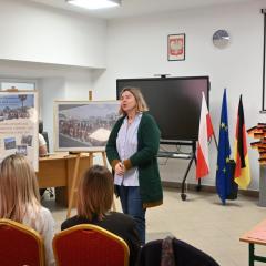 Wyjątkowe spotkanie uczniów w ramach programu DSD I Pro. Gościliśmy młodzież z Zespołu Szkół Komunikacji im. Hipolita Cegielskiego w Poznaniu Zespół Szkół Komunikacji im. Hipolita Cegielskiego w Poznaniu, która – podobnie jak nasi uczniowie – realizuje program DSD I Pro. Były to dwa dni pełne inspirujących rozmów, wspólnych działań, nauki i świetnej zabawy! Swoją obecnością wydarzenie uświetniła koordynator programu DSD z Krakowa – Karen Fischer, która towarzyszyła młodzieży podczas spotkania.