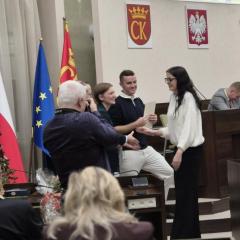 11 grudnia 2025 r. w Sali Sesyjnej Urzędu Miasta Kielce odbyła się uroczysta inauguracja  V Kadencji Młodzieżowej Rady Miasta.  Natalia Piwowarczyk oraz Jakub Tutaj z rąk Pani Prezydent Agaty Wojdy odebrali nominacje na Radych i od teraz będą reprezentować głos młodzieży naszej Szkoły.
