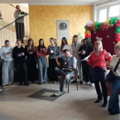 🎶 Razem w Europie – wspólne kolędowanie za nami!  18 grudnia, podczas długiej przerwy (11.15–11.35), hol I piętra wypełnił się świąteczną atmosferą, muzyką i uśmiechami. Klub Języków Obcych zaprosił społeczność szkolną do wspólnego kolędowania „Razem w Europie” – i było naprawdę wyjątkowo!