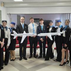 ✈️ Kurs stewardesy/stewarda w naszej szkole!  20.12.2025 w  naszej szkole odbył się kurs stewardesy/stewarda, zorganizowany przez Kształcimy Kadry Turystyki. Uczestnicy mieli okazję poznać realia pracy personelu pokładowego oraz zdobyć praktyczną wiedzę z zakresu: ✔️ obsługi pasażerów ✔️ zasad bezpieczeństwa na pokładzie ✔️ profesjonalnej komunikacji ✔️ przygotowania do rekrutacji w liniach lotniczych To była inspirująca lekcja i świetna okazja do poznania ścieżek kariery w branży lotniczej ✈️🌍