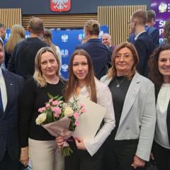 Z radością informujemy, że uczennica Zespołu Szkół Ekonomicznych w Kielcach, Wiktoria Pych, została uhonorowana Stypendium✨️ Prezesa Rady Ministrów. Przyznane wyróżnienie stanowi wyraz uznania dla jej bardzo dobrych wyników w nauce oraz systematycznej pracy, a także jest powodem do dumy 👏dla całej społeczności szkolnej.