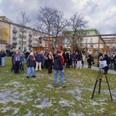 13.01 Skwer Ireny Sendlerowej w Kielce odbył się wyjątkowy happening wyrażający sprzeciw wobec przemocy i promujący postawy oparte na szacunku, empatii oraz odpowiedzialności społecznej. To symboliczne miejsce, nazwane na cześć Irena Sendler – bohaterki, która całym swoim życiem udowadniała, jak wielką siłę ma dobro i odwaga – stało się dziś przestrzenią wspólnego, ważnego głosu młodych ludzi. Dzięki zaangażowaniu naszych przedstawicieli w Młodzieżowej Radzie Miasta mieliśmy możliwość uczestniczyć.