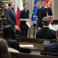 11 grudnia 2025 r. w Sali Sesyjnej Urzędu Miasta Kielce odbyła się uroczysta inauguracja  V Kadencji Młodzieżowej Rady Miasta.  Natalia Piwowarczyk oraz Jakub Tutaj z rąk Pani Prezydent Agaty Wojdy odebrali nominacje na Radych i od teraz będą reprezentować głos młodzieży naszej Szkoły.
