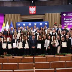 Z radością informujemy, że uczennica Zespołu Szkół Ekonomicznych w Kielcach, Wiktoria Pych, została uhonorowana Stypendium✨️ Prezesa Rady Ministrów. Przyznane wyróżnienie stanowi wyraz uznania dla jej bardzo dobrych wyników w nauce oraz systematycznej pracy, a także jest powodem do dumy 👏dla całej społeczności szkolnej.
