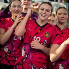 Gratulacje dla naszej uczennicy  Magdaleny Jarosz z klasy 4E i całej drużyny! 🏆 Z dumą informujemy, że nasza uczennica wraz z drużyną Korona Handball Kielce zdobyła brązowy medal Mistrzostw Polski Juniorek 2026! To ogromne wyróżnienie dla naszej uczennicy oraz całej drużyny. Gratulujemy serdecznie!