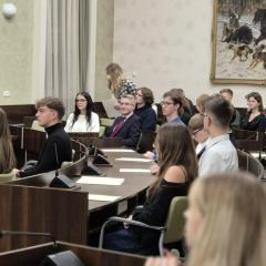 11 grudnia 2025 r. w Sali Sesyjnej Urzędu Miasta Kielce odbyła się uroczysta inauguracja  V Kadencji Młodzieżowej Rady Miasta.  Natalia Piwowarczyk oraz Jakub Tutaj z rąk Pani Prezydent Agaty Wojdy odebrali nominacje na Radych i od teraz będą reprezentować głos młodzieży naszej Szkoły.