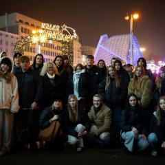 Pierwsza wymiana uczniowska w ramach DSD I Pro W dniach 12–13 grudnia 2025 r. w Poznaniu odbyło się pierwsze spotkanie warsztatowe uczniów Zespołu Szkół Komunikacji im. Hipolita Cegielskiego w Poznaniu oraz Zespołu Szkół Ekonomicznych w Kielcach. Była to wyjątkowa inicjatywa realizowana w ramach programu DSD I Pro, łączącego naukę zawodowego języka niemieckiego z przygotowaniem do międzynarodowego egzaminu językowego.
