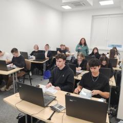 " Świętokrzyska Edukacja Zawodowa " intensywnie rozwija swoje umiejętności, pracując na nowoczesnych programach komputerowych i wykonując zadania, z którymi spotkają się w przyszłej pracy zawodowej 📠💻💻