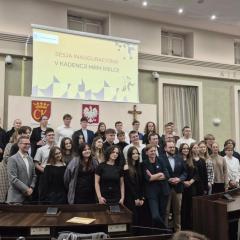 11 grudnia 2025 r. w Sali Sesyjnej Urzędu Miasta Kielce odbyła się uroczysta inauguracja  V Kadencji Młodzieżowej Rady Miasta.  Natalia Piwowarczyk oraz Jakub Tutaj z rąk Pani Prezydent Agaty Wojdy odebrali nominacje na Radych i od teraz będą reprezentować głos młodzieży naszej Szkoły.