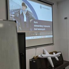 ✈️ Kurs stewardesy/stewarda w naszej szkole!  20.12.2025 w  naszej szkole odbył się kurs stewardesy/stewarda, zorganizowany przez Kształcimy Kadry Turystyki. Uczestnicy mieli okazję poznać realia pracy personelu pokładowego oraz zdobyć praktyczną wiedzę z zakresu: ✔️ obsługi pasażerów ✔️ zasad bezpieczeństwa na pokładzie ✔️ profesjonalnej komunikacji ✔️ przygotowania do rekrutacji w liniach lotniczych To była inspirująca lekcja i świetna okazja do poznania ścieżek kariery w branży lotniczej ✈️🌍