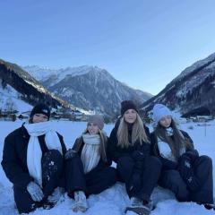 📣Projekt Austria Dnia 9 stycznia 2026 roku uczniowie klas III rozpoczęli realizację zadań w ramach projektu Erasmus+, koordynowanego przez Panią Katarzynę Pietrusińską, w przepięknych Alpach austriackich, w miejscowości Fusch, w landzie Salzburg. Praktyki zawodowe odbywają się w pensjonacie Imbachhorn, prowadzonym przez Panią Elżbietę i Pana Sławomira Kotowskich. Poza pracą w pensjonacie młodzież rozwija umiejętności językowe w zakresie języka niemieckiego poprzez bezpośredni kontakt z rodzimymi użytkownik