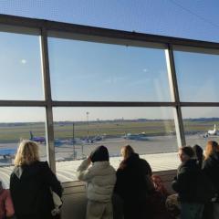 Lotnisko Odkryte! Wielka Lekcja Zawodowa! ✈️ ​Nasi uczniowie zrobili dziś "check-in" na profesjonalną wiedzę, odwiedzając port lotniczy im.F.Chopina w Warszawie w ramach projektu i działań związanych z innowacją "Kariera bez barier"! 