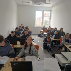 Uczniowie w praktyce – inwestujemy w przyszłość! ZSE w Kielcach realizuje projekt Świętokrzyska Edukacja Zawodowa w ramach programu Fundusze Europejskie dla Świętokrzyskiego 2021-2027. Uczniowie kształcący się w zawodzie technik ekonomista rozwijają kompetencje zawodowe, umiejętność pracy zespołowej, komunikację oraz myślenie analityczne. Zdobyte doświadczenie ułatwi im płynne wejście na rynek pracy i świadome budowanie kariery.