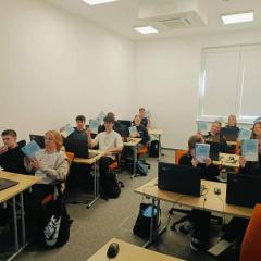 Uczniowie w praktyce – inwestujemy w przyszłość! ZSE w Kielcach realizuje projekt Świętokrzyska Edukacja Zawodowa w ramach programu Fundusze Europejskie dla Świętokrzyskiego 2021-2027. Uczniowie kształcący się w zawodzie technik ekonomista rozwijają kompetencje zawodowe, umiejętność pracy zespołowej, komunikację oraz myślenie analityczne. Zdobyte doświadczenie ułatwi im płynne wejście na rynek pracy i świadome budowanie kariery.