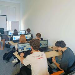 Uczniowie w praktyce – inwestujemy w przyszłość! ZSE w Kielcach realizuje projekt Świętokrzyska Edukacja Zawodowa w ramach programu Fundusze Europejskie dla Świętokrzyskiego 2021-2027. Uczniowie kształcący się w zawodzie technik ekonomista rozwijają kompetencje zawodowe, umiejętność pracy zespołowej, komunikację oraz myślenie analityczne. Zdobyte doświadczenie ułatwi im płynne wejście na rynek pracy i świadome budowanie kariery.