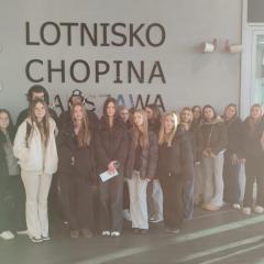 Lotnisko Odkryte! Wielka Lekcja Zawodowa! ✈️ ​Nasi uczniowie zrobili dziś "check-in" na profesjonalną wiedzę, odwiedzając port lotniczy im.F.Chopina w Warszawie w ramach projektu i działań związanych z innowacją "Kariera bez barier"! 