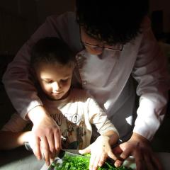 Nauka przez działanie – tak uczymy w Zespole Szkół Ekonomicznych w Kielcach! 👩‍🍳👨‍🍳 Nasi uczniowie w ramach zajęć z gastronomii poprowadzili warsztaty kulinarne dla młodszych dzieci w szkolnej pracowni #LaboratoriaPrzyszłości. Podczas spotkania promowali dobre nawyki żywieniowe i udowodnili, że zdrowe jedzenie może być smaczne, kolorowe i pełne kreatywności.