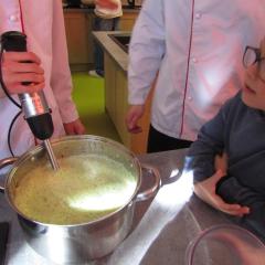 Nauka przez działanie – tak uczymy w Zespole Szkół Ekonomicznych w Kielcach! 👩‍🍳👨‍🍳 Nasi uczniowie w ramach zajęć z gastronomii poprowadzili warsztaty kulinarne dla młodszych dzieci w szkolnej pracowni #LaboratoriaPrzyszłości. Podczas spotkania promowali dobre nawyki żywieniowe i udowodnili, że zdrowe jedzenie może być smaczne, kolorowe i pełne kreatywności.