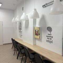 📚 Nowa przestrzeń w naszej szkole! Z radością informujemy, że w ramach Narodowego Programu Rozwoju Czytelnictwa  w naszej szkole powstała strefa relaksu i cichej nauki – miejsce, w którym uczniowie mogą na chwilę zwolnić tempo, odpocząć przy dobrej książce lub w spokojnej atmosferze przygotować się do zajęć. Dodatkowo w bibliotece szkolnej stworzyliśmy przytulny kącik czytelniczy, który sprzyja rozwijaniu zainteresowań i spędzaniu czasu z literaturą.