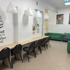 📚 Nowa przestrzeń w naszej szkole! Z radością informujemy, że w ramach Narodowego Programu Rozwoju Czytelnictwa  w naszej szkole powstała strefa relaksu i cichej nauki – miejsce, w którym uczniowie mogą na chwilę zwolnić tempo, odpocząć przy dobrej książce lub w spokojnej atmosferze przygotować się do zajęć. Dodatkowo w bibliotece szkolnej stworzyliśmy przytulny kącik czytelniczy, który sprzyja rozwijaniu zainteresowań i spędzaniu czasu z literaturą.