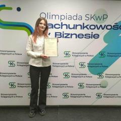 Uczennica klasy 4B, Weronika Pindral, znalazła się w gronie 10 laureatów I edycji Ogólnopolskiej Olimpiady „Rachunkowość w biznesie”, która odbyła się 15 kwietnia 2026 roku w Warszawie.