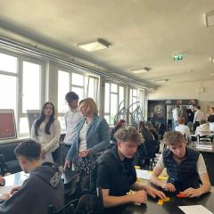 17 kwietnia nasza szkoła tętniła życiem. Dzień Otwarty przyciągnął ogromną liczbę uczniów klas 8 – zarówno z Kielc, jak i całego województwa świętokrzyskiego.  Wasze zainteresowanie naszą ofertą edukacyjną oraz tym, co przygotowaliśmy, było dla nas niezwykle budujące i inspirujące.