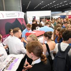 „Fach w ręku – to się opłaca”!  Nasza szkoła zaprezentowała swoją ofertę edukacyjną w Centrum Kongresowym Targi Kielce, a nasze stoisko cieszyło się ogromnym zainteresowaniem wśród uczniów klas ósmych szkół podstawowych, nauczycieli, doradców zawodowych jak również rodziców. Takie wydarzenia pokazują, że konkretny fach to realna szansa na dobrą przyszłość!