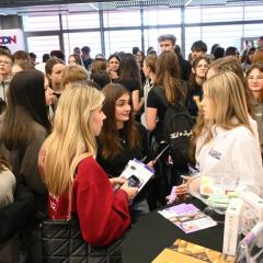„Fach w ręku – to się opłaca”!  Nasza szkoła zaprezentowała swoją ofertę edukacyjną w Centrum Kongresowym Targi Kielce, a nasze stoisko cieszyło się ogromnym zainteresowaniem wśród uczniów klas ósmych szkół podstawowych, nauczycieli, doradców zawodowych jak również rodziców. Takie wydarzenia pokazują, że konkretny fach to realna szansa na dobrą przyszłość!