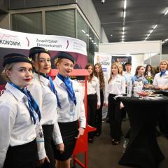 „Fach w ręku – to się opłaca”!  Nasza szkoła zaprezentowała swoją ofertę edukacyjną w Centrum Kongresowym Targi Kielce, a nasze stoisko cieszyło się ogromnym zainteresowaniem wśród uczniów klas ósmych szkół podstawowych, nauczycieli, doradców zawodowych jak również rodziców. Takie wydarzenia pokazują, że konkretny fach to realna szansa na dobrą przyszłość!