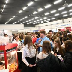 „Fach w ręku – to się opłaca”!  Nasza szkoła zaprezentowała swoją ofertę edukacyjną w Centrum Kongresowym Targi Kielce, a nasze stoisko cieszyło się ogromnym zainteresowaniem wśród uczniów klas ósmych szkół podstawowych, nauczycieli, doradców zawodowych jak również rodziców. Takie wydarzenia pokazują, że konkretny fach to realna szansa na dobrą przyszłość!
