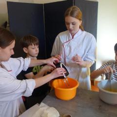 Szkoła Podstawowa nr 27 w Kielcach - Mali Kucharze z klasy 2A utrwalali i promowali dobre nawyki żywieniowe podczas warsztatów w szkolnej Pracowni Kulinarnej z Programu #LaboratoriaPrzyszłości.  W rolę mentorów wcielili się Uczennice i Uczniowie z zaprzyjaźnionego Zespół Szkół Ekonomicznych w Kielcach. Dziękujemy!