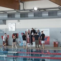 🏊‍♀️ Mistrzostwa Kielc Szkół Ponadpodstawowych w Pływaniu 🏊‍♂️ Z dumą informujemy o bardzo dobrych wynikach naszych uczniów podczas Mistrzostw Kielc Szkół Ponadpodstawowych w Pływaniu!   🥉 Julia Zgórska (kl. 2A) zdobyła 3. miejsce na dystansie 100 m stylem klasycznym.   👏 Filip Majcherczyk (kl. 2B) zajął 5. miejsce na dystansie 100 m stylem zmiennym.
