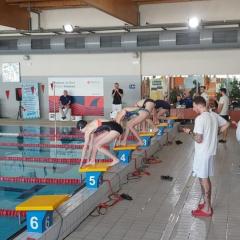 🏊‍♀️ Mistrzostwa Kielc Szkół Ponadpodstawowych w Pływaniu 🏊‍♂️ Z dumą informujemy o bardzo dobrych wynikach naszych uczniów podczas Mistrzostw Kielc Szkół Ponadpodstawowych w Pływaniu!   🥉 Julia Zgórska (kl. 2A) zdobyła 3. miejsce na dystansie 100 m stylem klasycznym.   👏 Filip Majcherczyk (kl. 2B) zajął 5. miejsce na dystansie 100 m stylem zmiennym.