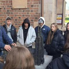 Uczniowie klas 1B, 2A oraz 3F uczestniczyli w wyjątkowej, dwudniowej wycieczce do Wrocławia. W programie znalazło się m.in. zwiedzanie malowniczego Rynku, Ostrowa Tumskiego, wizyta w Panoramie Racławickiej oraz wrocławskim ZOO  z Afrykarium. Nie zabrakło także atrakcji takich jak wjazd na Sky Tower czy wystawa Body Worlds. Była to doskonała okazja do nauki poprzez doświadczenie, poznania walorów turystycznych miasta oraz integracji uczniów.
